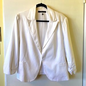 White jacket with 3/4 touched sleeves